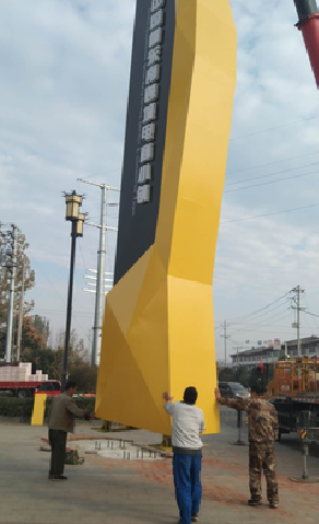 泸定标识标牌的安装方法。