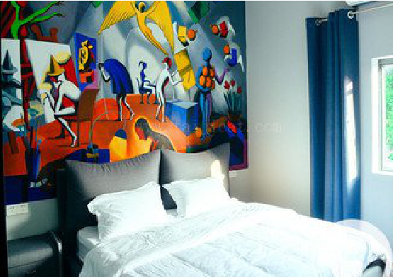 泸定对于酒店的墙体彩绘而言更注重哪些方面？